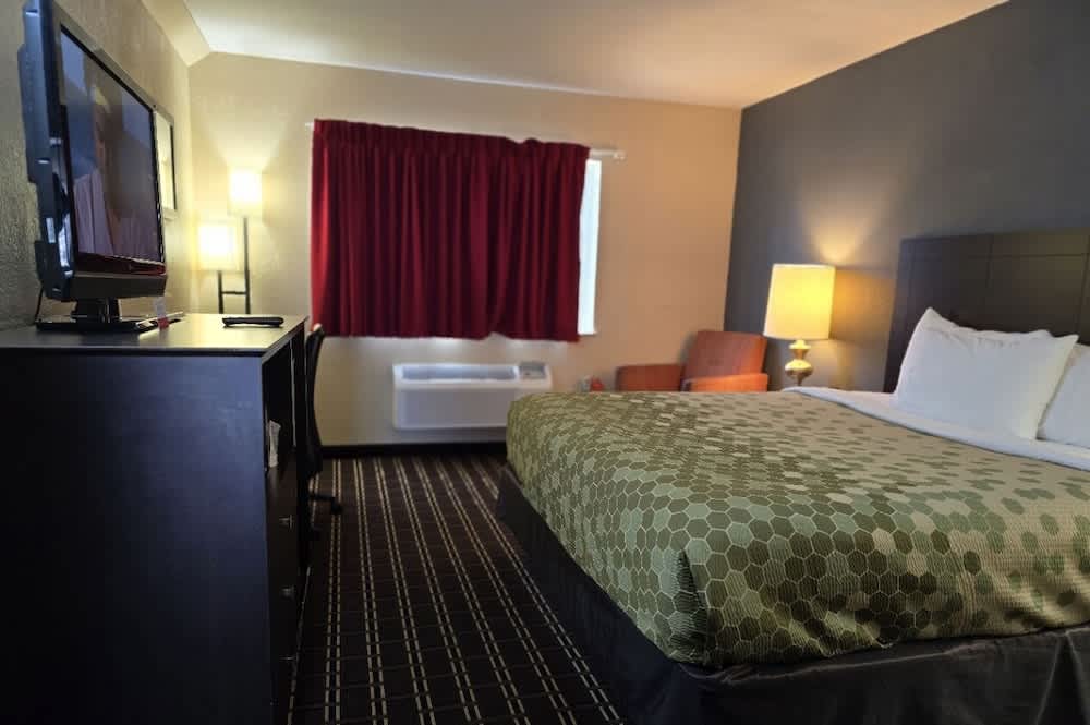 Econo Lodge Inn & Suites 2