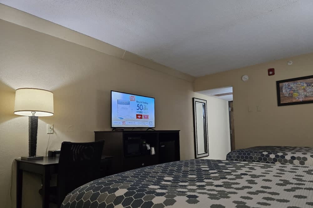 Econo Lodge Inn & Suites 5