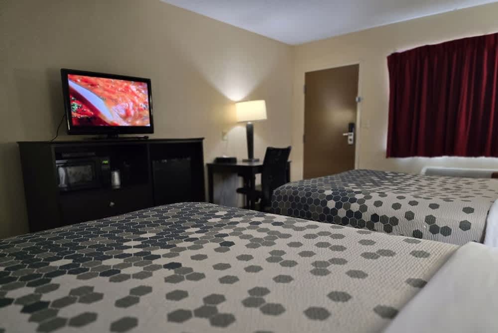 Econo Lodge Inn & Suites 3
