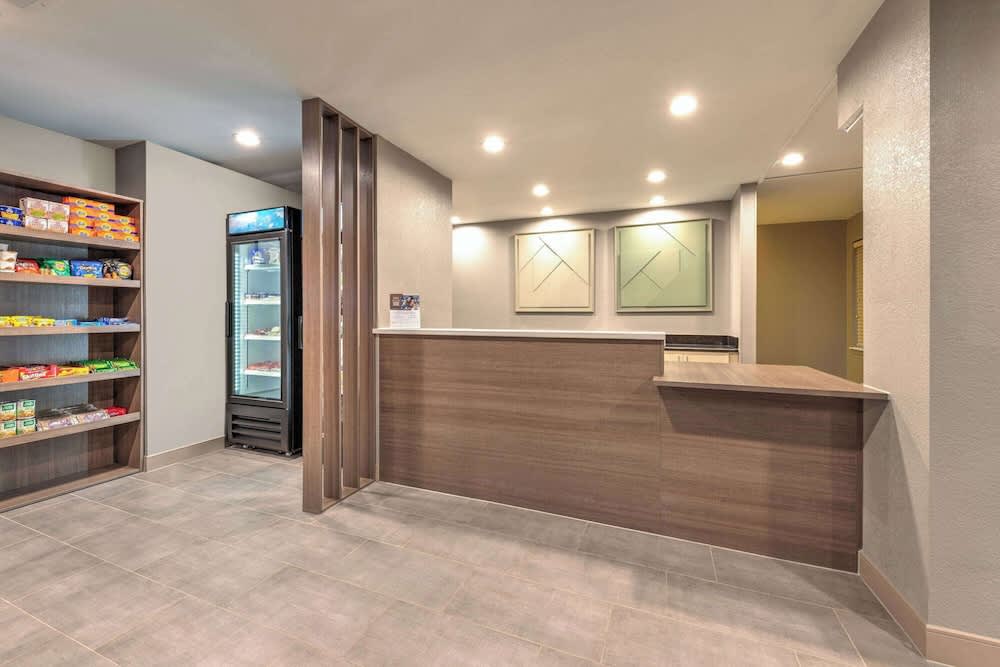 Hawthorn Extended Stay by Wyndham Bedford - Dallas 2
