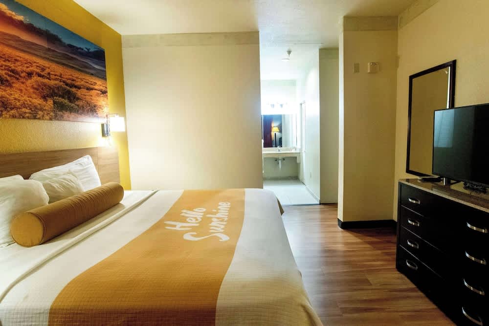 Days Inn & Suites by Wyndham Houston North/Aldine 5