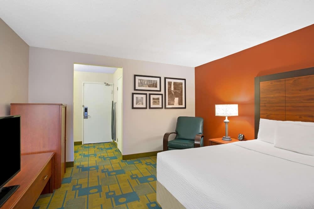 La Quinta Inn by Wyndham Auburn Worcester 5