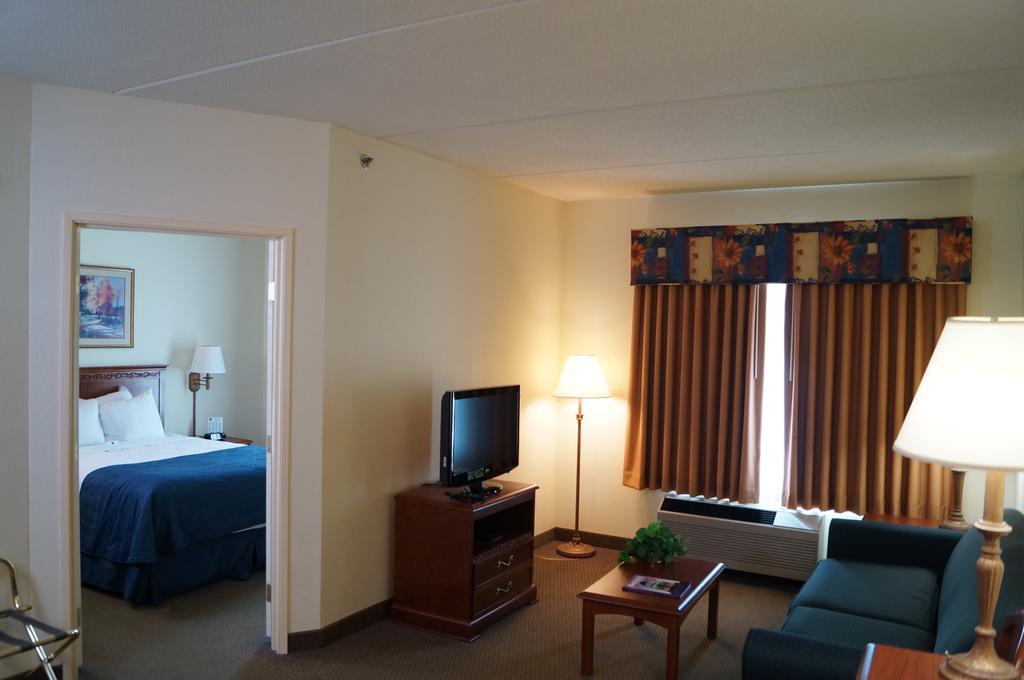 Clarion Suites At The Alliant Energy Center 4