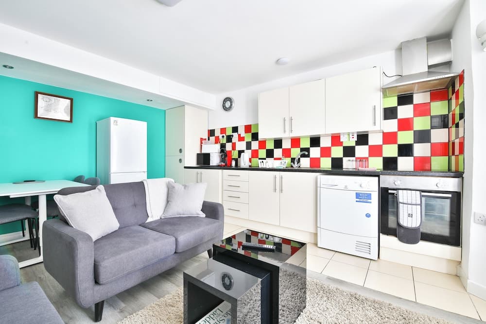 2 Bed Apartment Near Cardiff Bay 1
