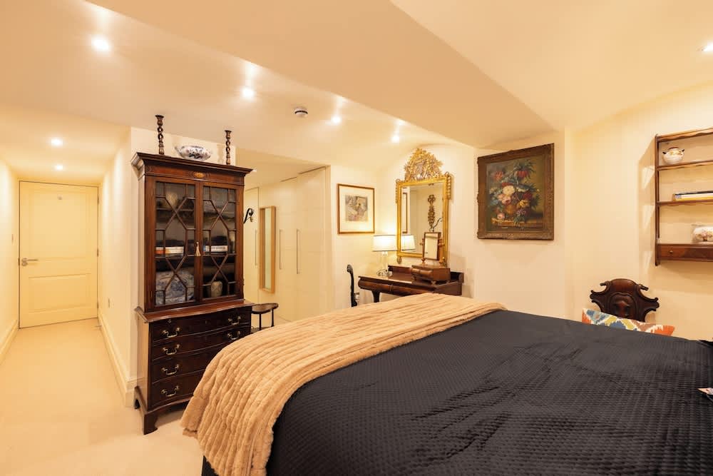 Large 4-Bed 8-Guests w Patio 1841 House Paddington 2