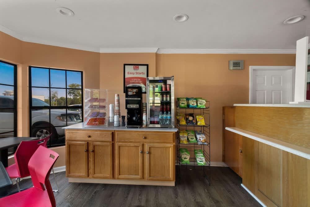Econo Lodge Cornersville I-65 2