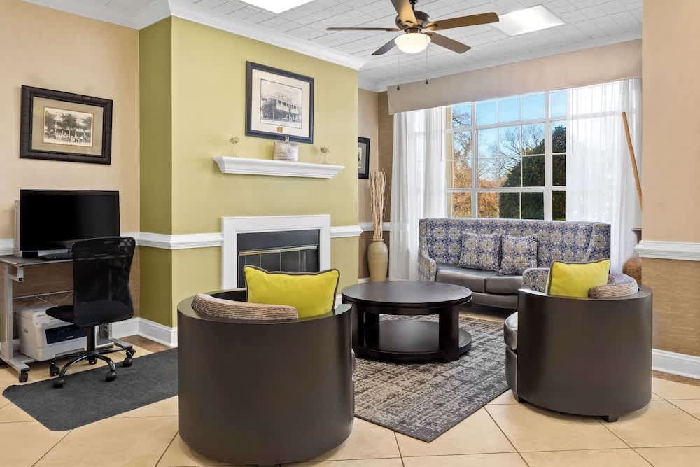 Quality Inn Fayetteville Near Historic Downtown Square 4