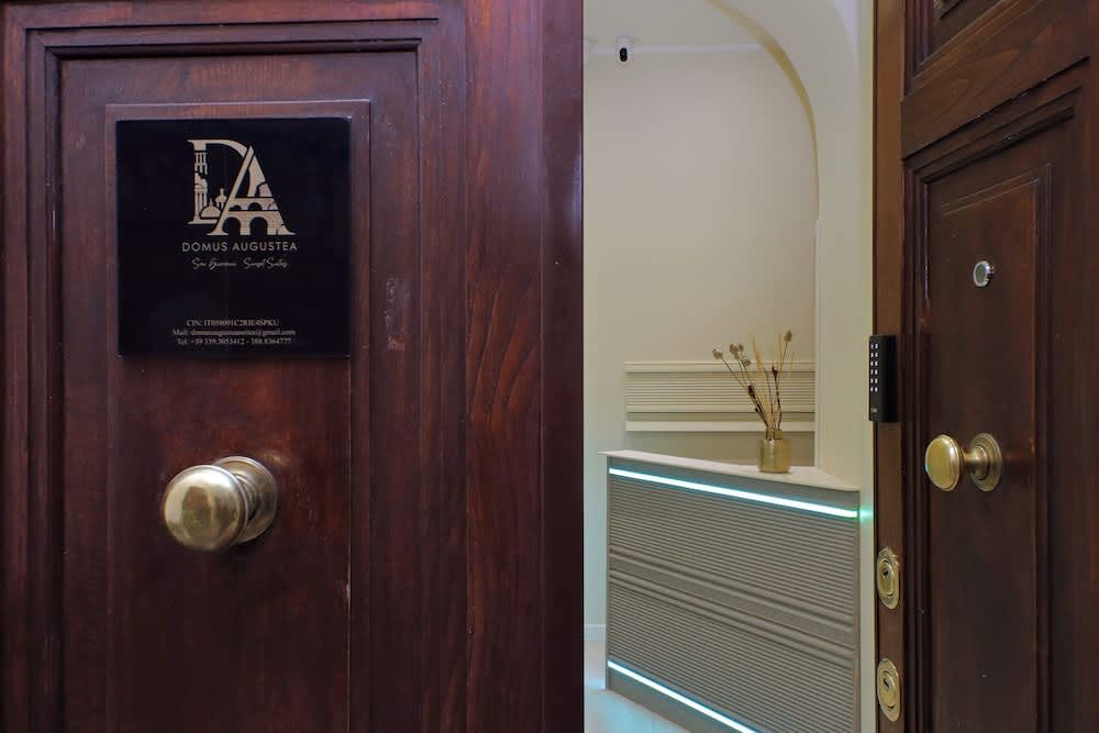 Domus Augustea - San Giovanni Sunset Suites 1
