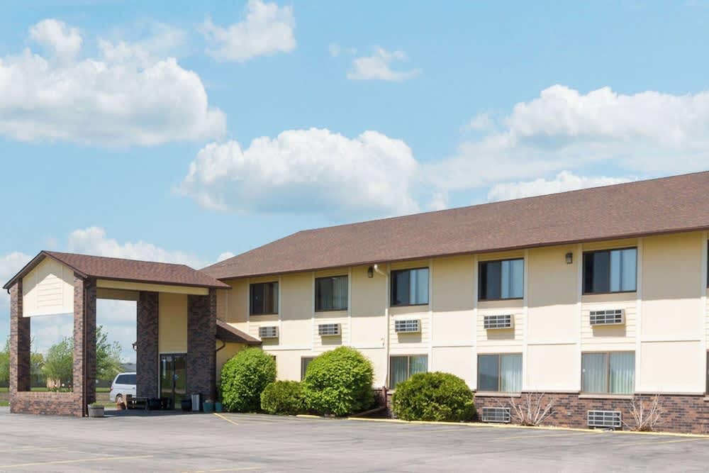 Super 8 by Wyndham Perry IA 1