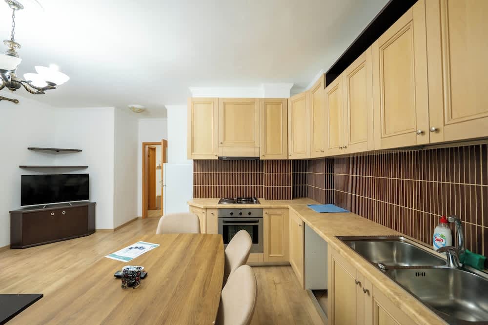 Tirent Apartment - Spacious 2-Bedroom Stay Near Liqeni i Thatë 1