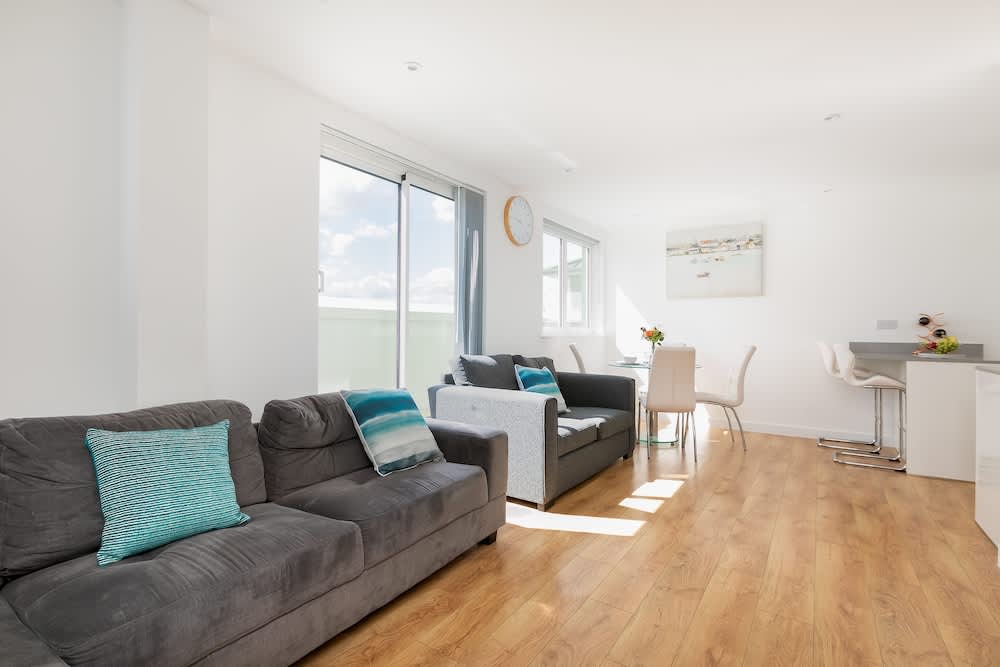 Skyvillion - COZY APARTMENTS in Enfield Town With Free Parking & Wifi 1