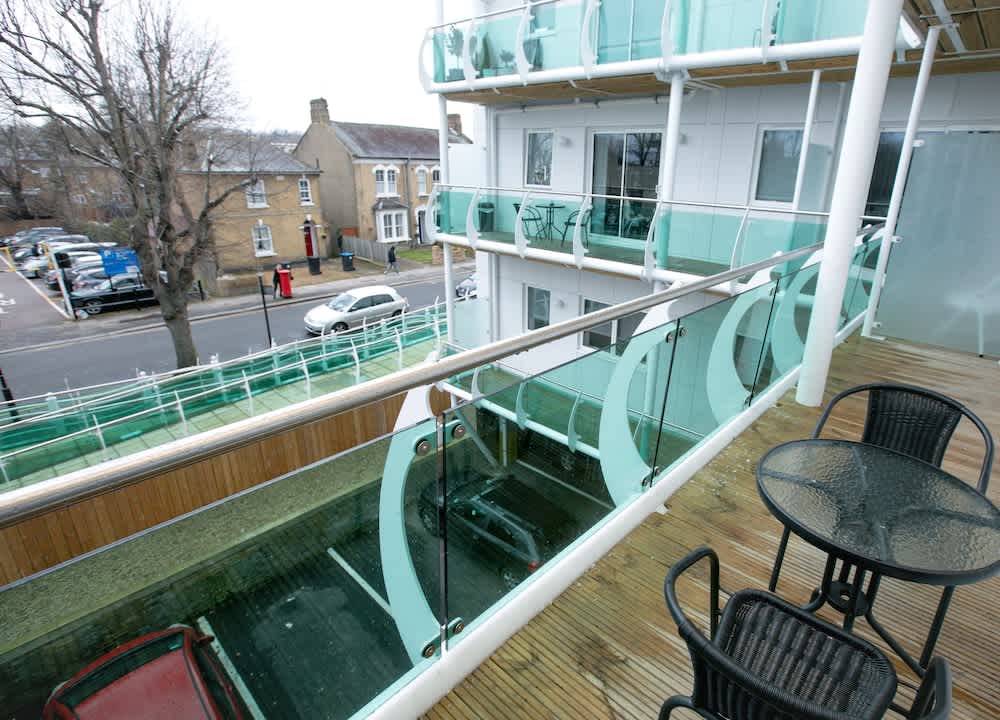 Skyvillion - COZY APARTMENTS in Enfield Town With Free Parking & Wifi 2