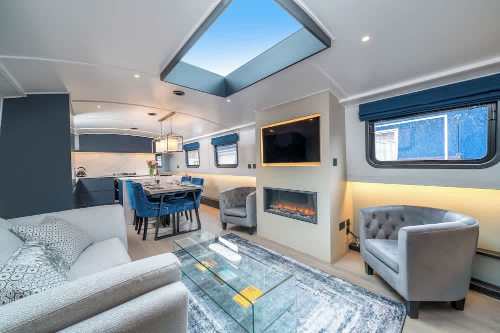 Elegant houseboat near Canary Wharf 1