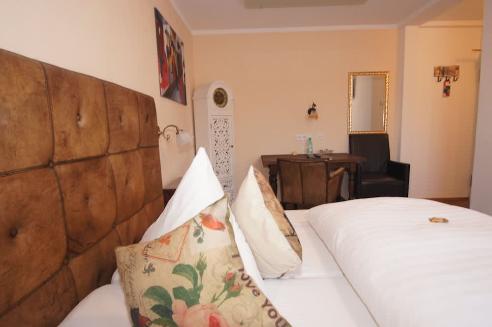UNO Hotel Chapeau Noir - Free Parking 2