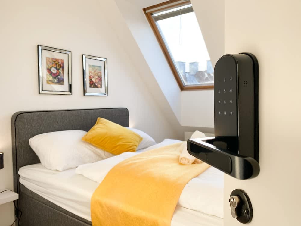 10-Min Walk to Hauptbahnhof, Cozy Private Rooms with AC, TV & WIFI 1
