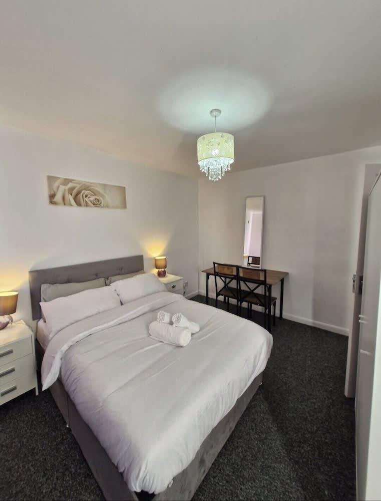 Spacious 3-bed Home -private Garden & Free Parking 2