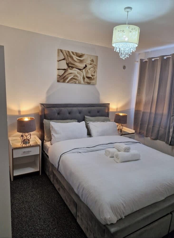 Spacious 3-bed Home -private Garden & Free Parking 1