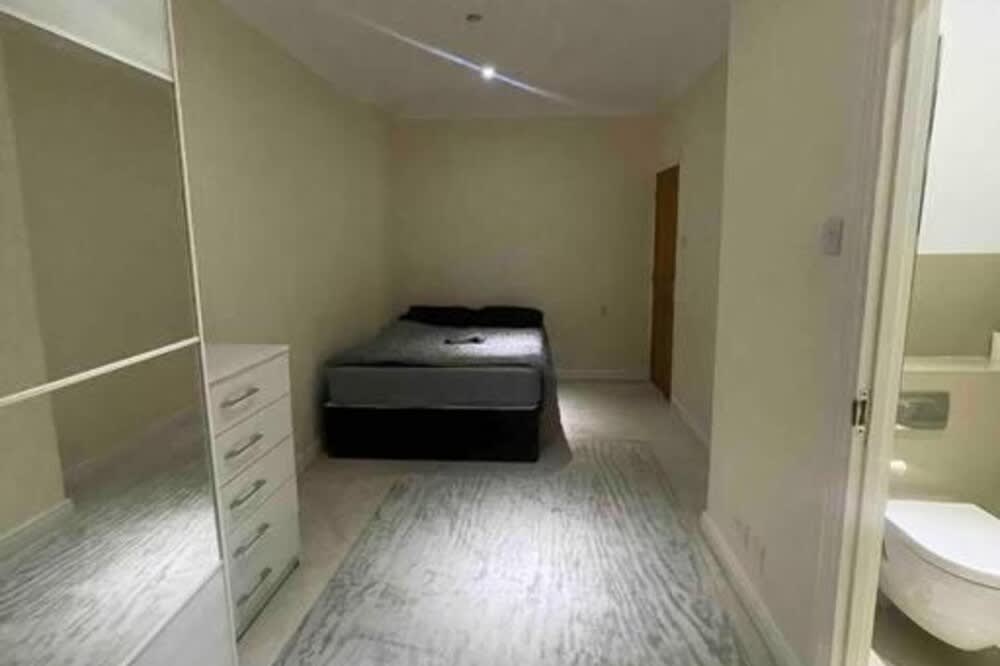 Charming House with Garden - Sleeps 6 & Parking 2