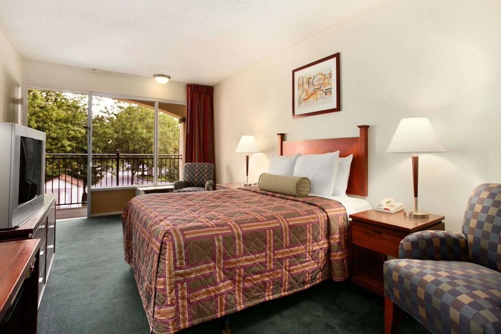 Travelodge by Wyndham Waukegan Gurnee 2