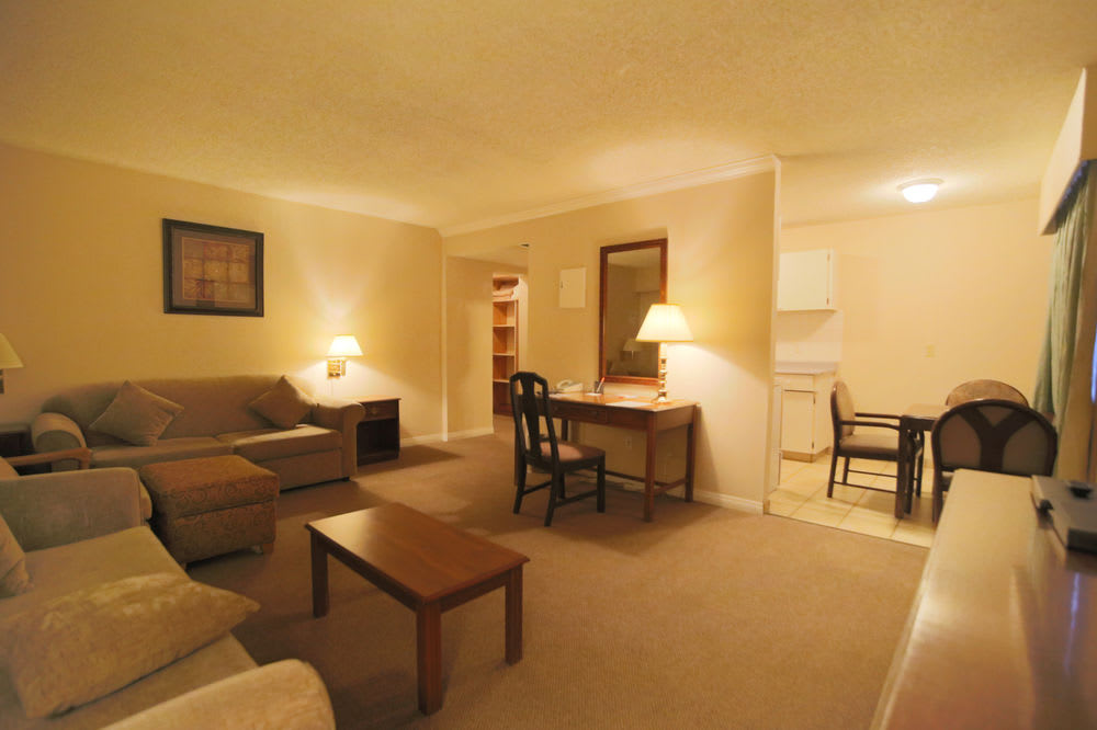 Howard Johnson Hotel by Wyndham Victoria 2