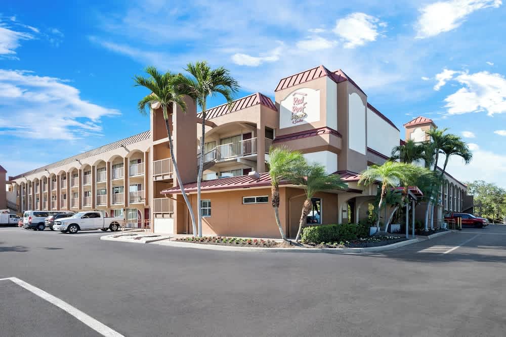 Red Roof Inn PLUS+ & Suites Naples Downtown-5th Ave S 1