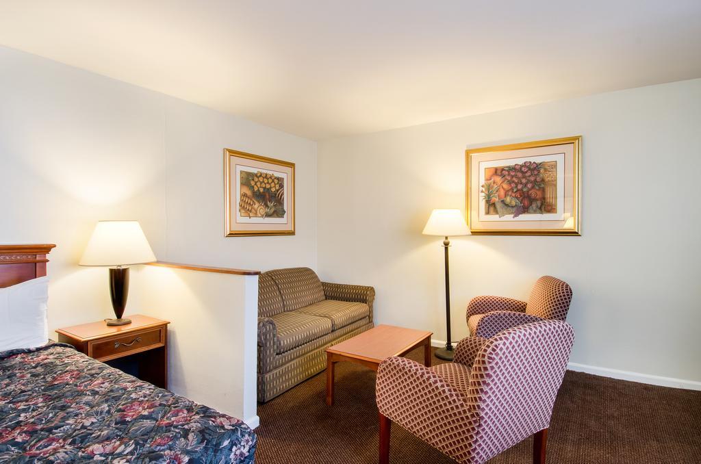 Econo Lodge Inn & Suites West of Boston 1