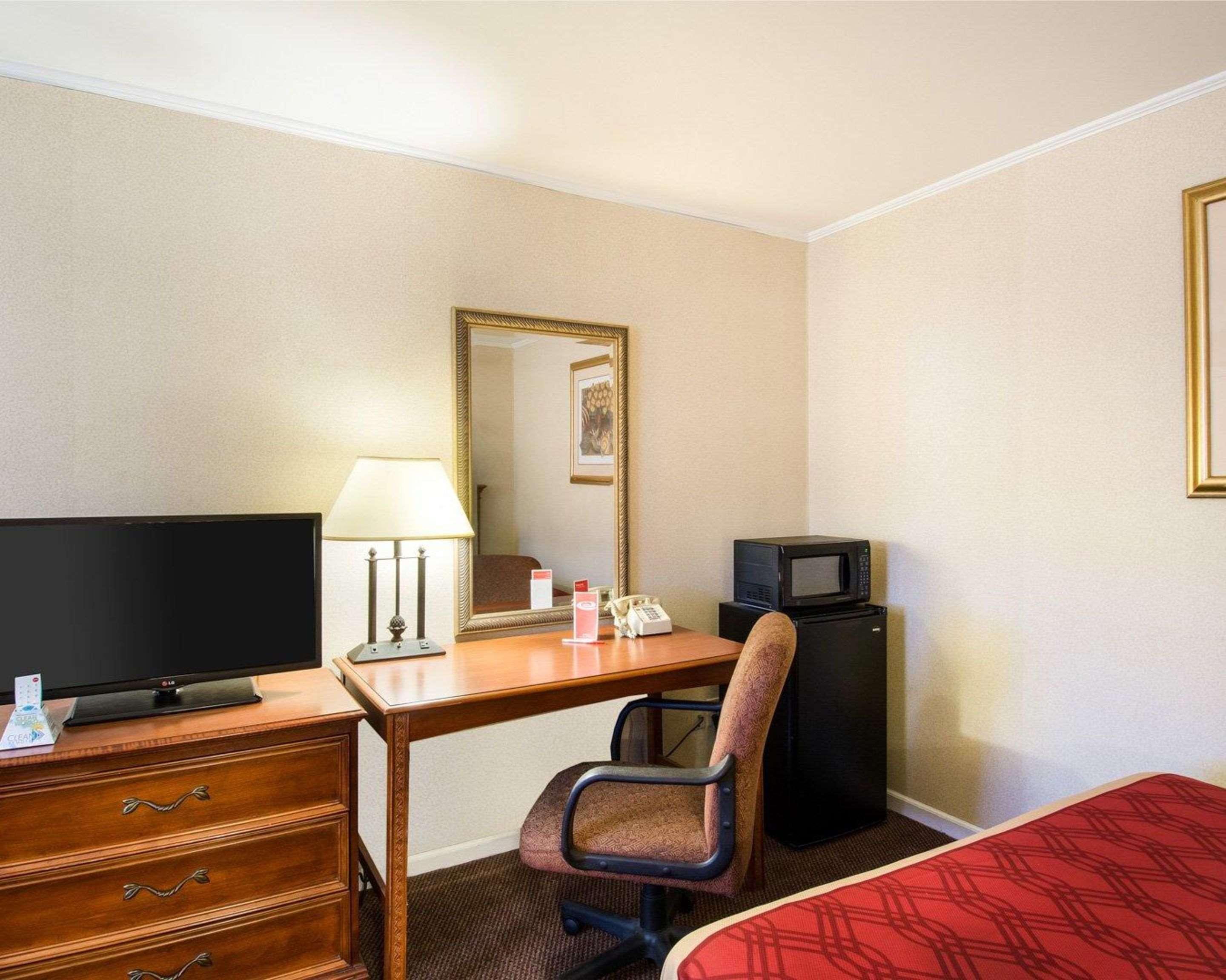 Econo Lodge Inn & Suites West of Boston 4