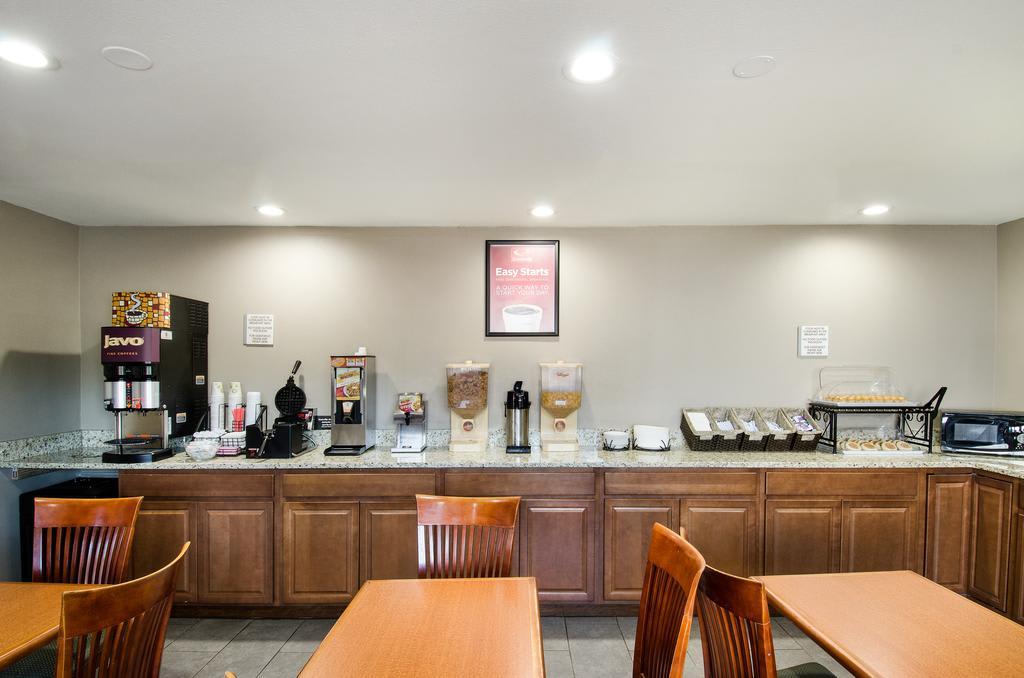 Econo Lodge Inn & Suites West of Boston 3