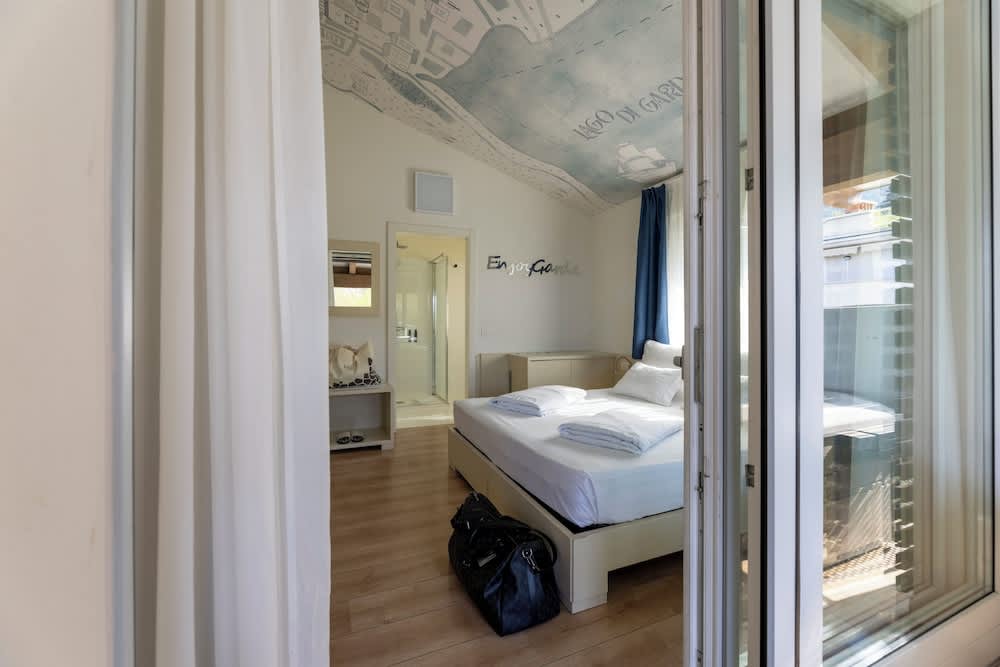 Hi Hotels Torbole - Pool & Spa 5