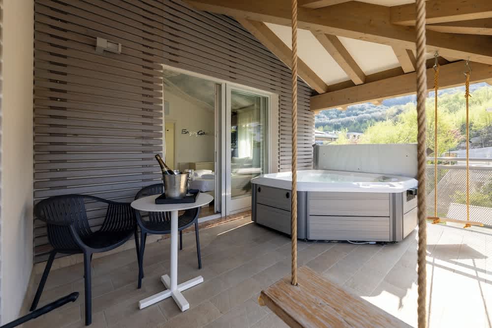 Hi Hotels Torbole - Pool & Spa 4