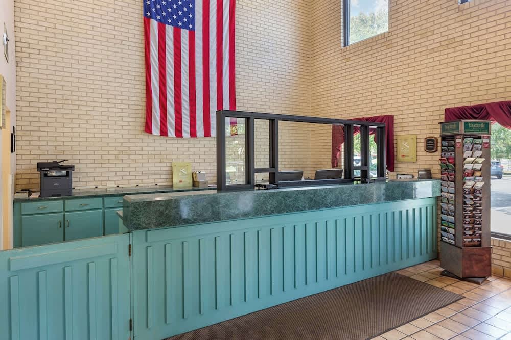 Econo Lodge Fayetteville I-95 2