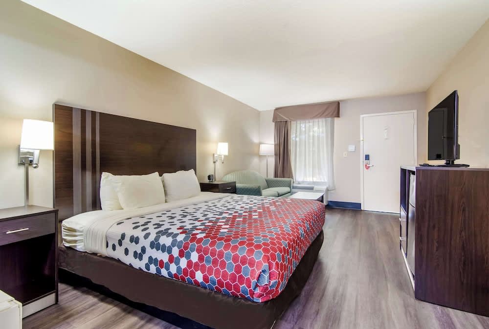 Econo Lodge South 4
