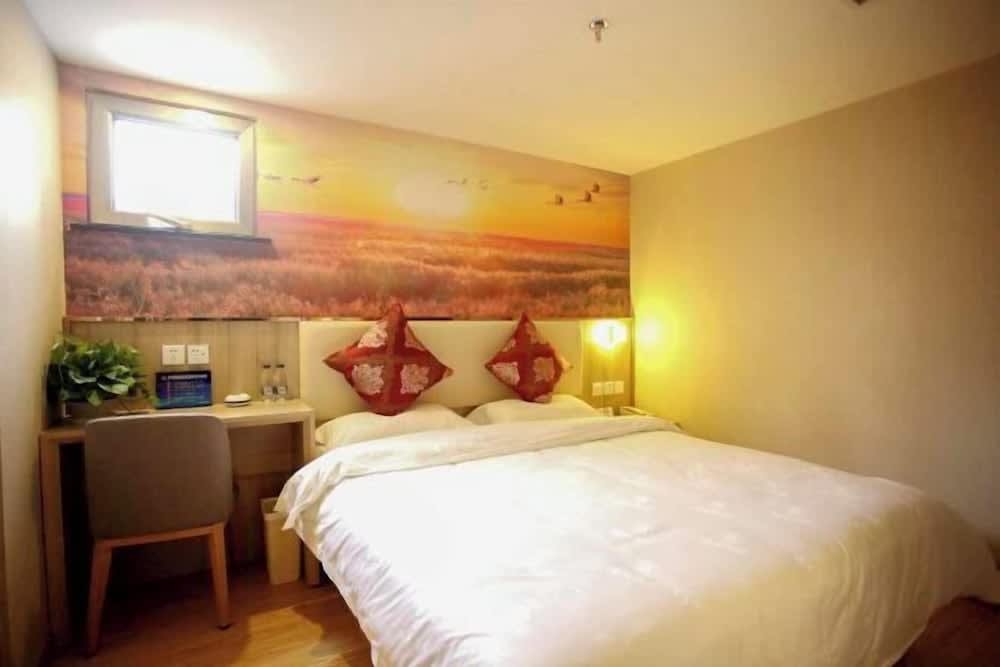 Super 8 Hotel (Beijing Tian'anmen Wangfujing Pedestrian Street) 1