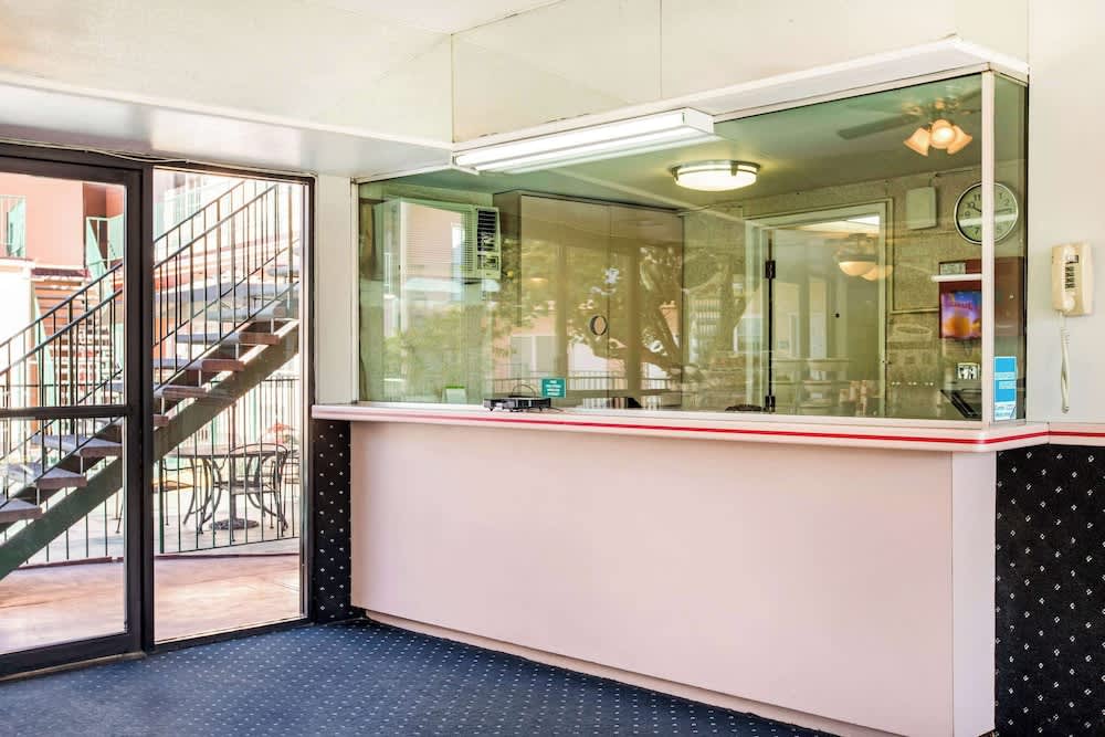 Rodeway Inn near Melrose Ave 2