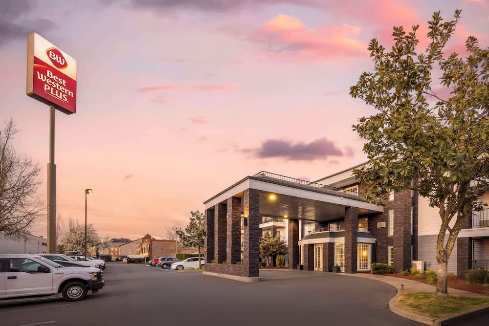 Best Western Plus Grand Manor Inn 1