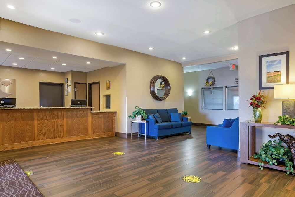 Comfort Inn & Suites Pittsburg KS 1