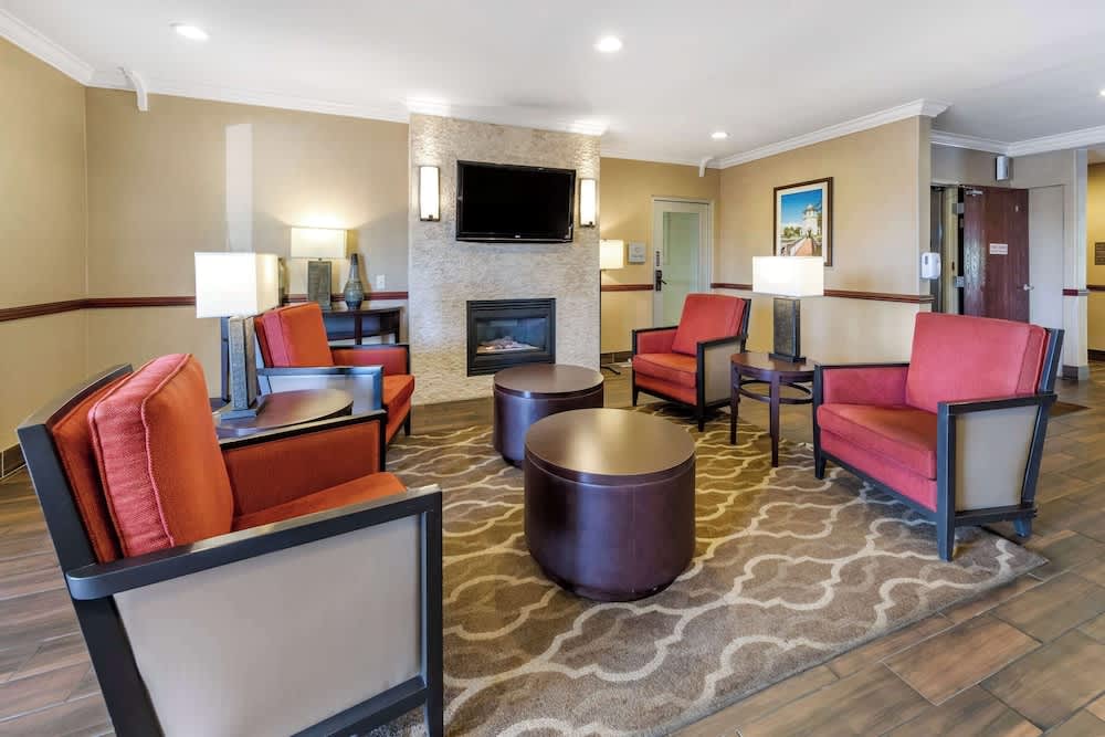 Comfort Suites Near Six Flags Magic Mountain 2
