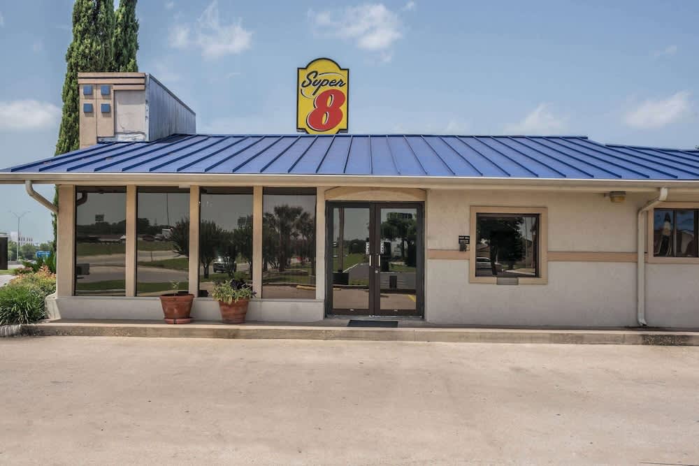 Super 8 by Wyndham San Marcos 1