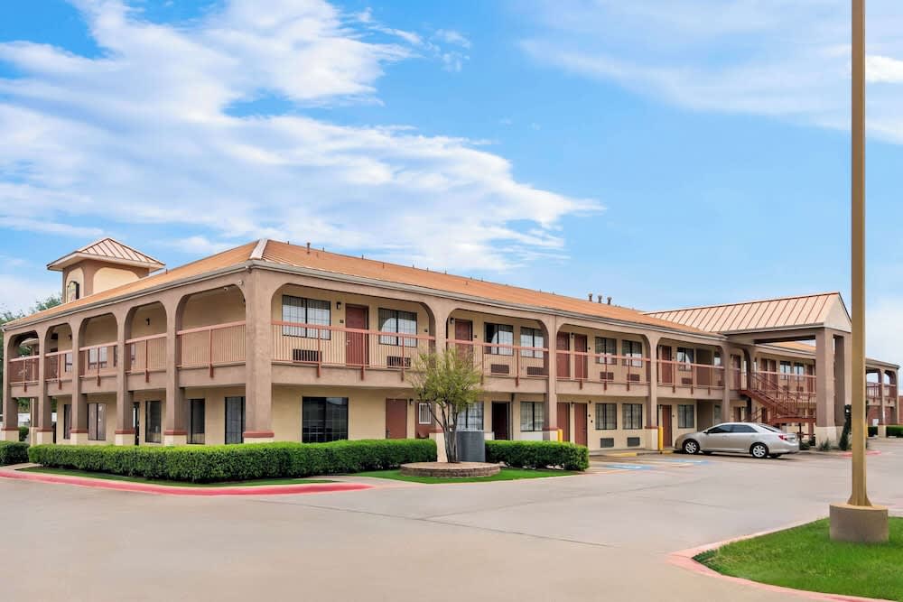 Super 8 by Wyndham Grand Prairie North 1