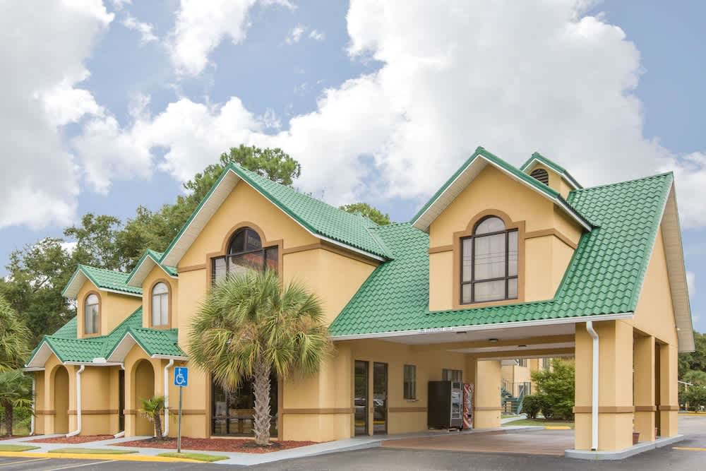 Howard Johnson by Wyndham Dothan 1