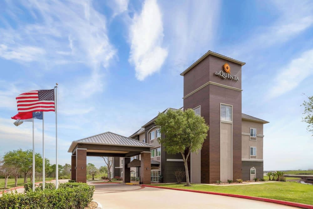 La Quinta by Wyndham Angleton 1