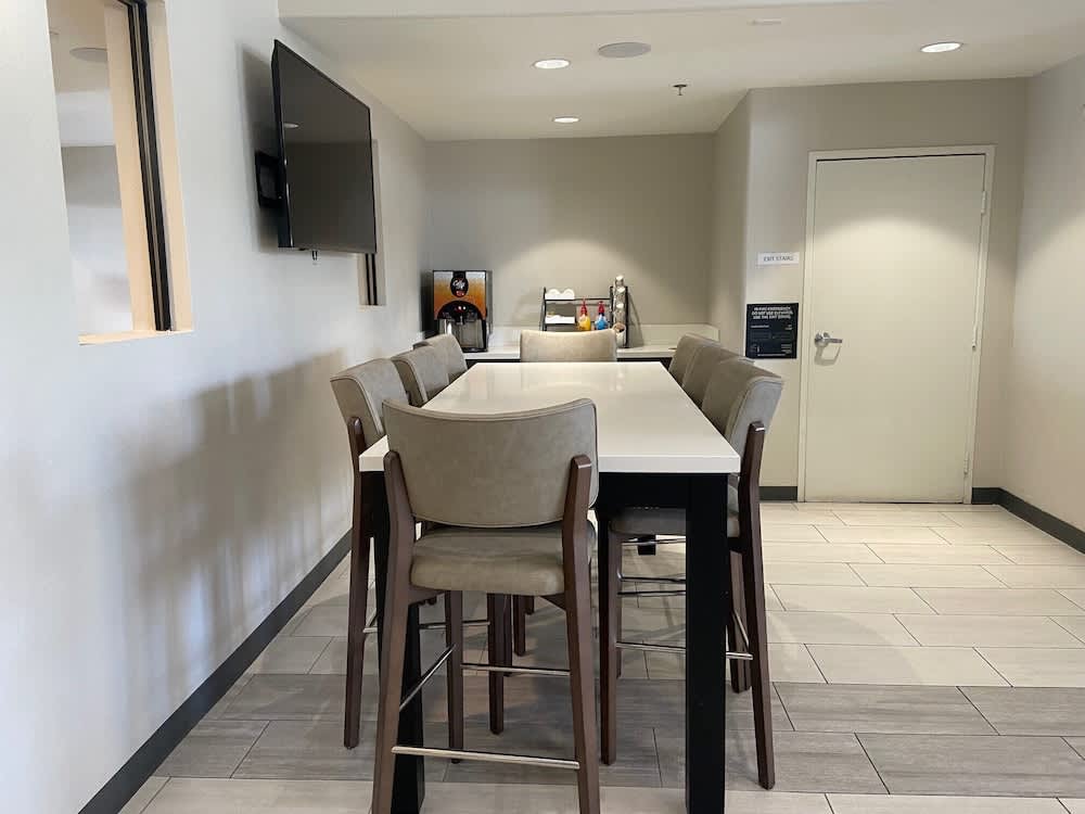 Extended Studio Hotel Ontario 3