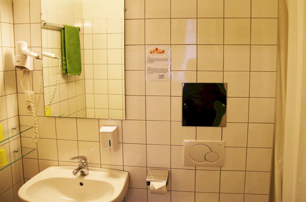 Very Central, 5 min to city center, Self Check In 4