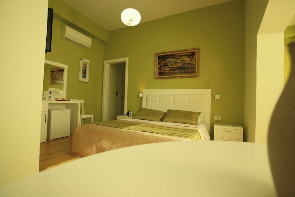 Hotel & Restaurant White City 3