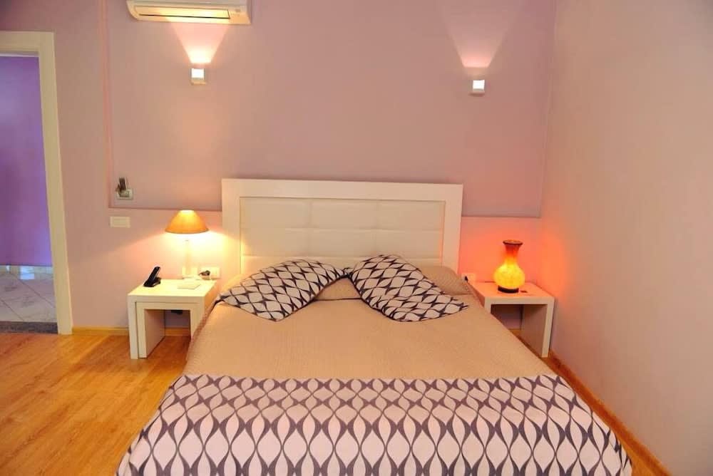 Hotel & Restaurant White City 4