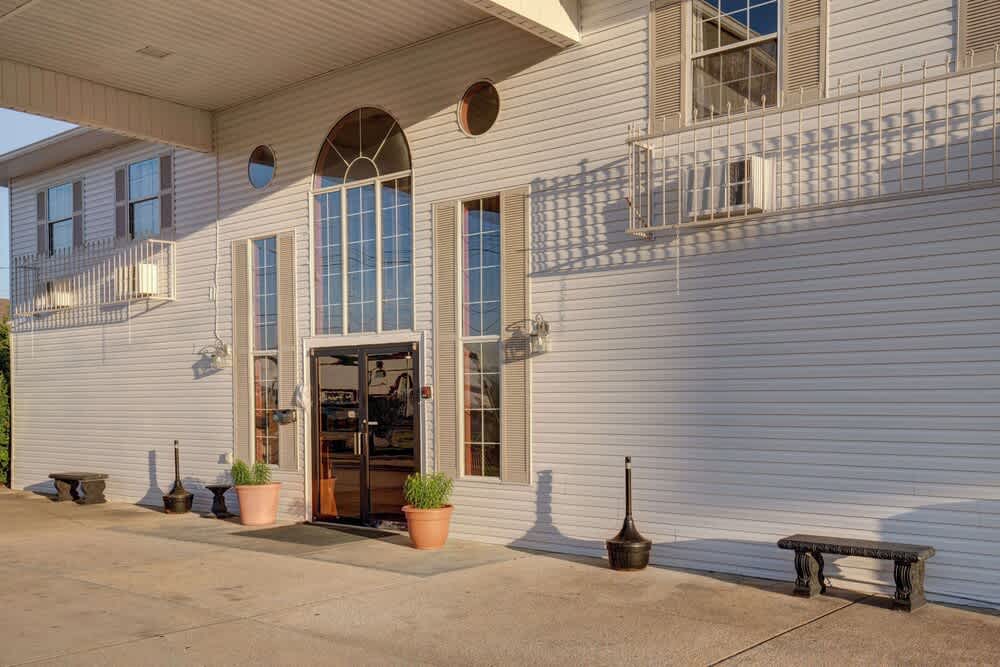 Howard Johnson by Wyndham Branson Theatre District 1