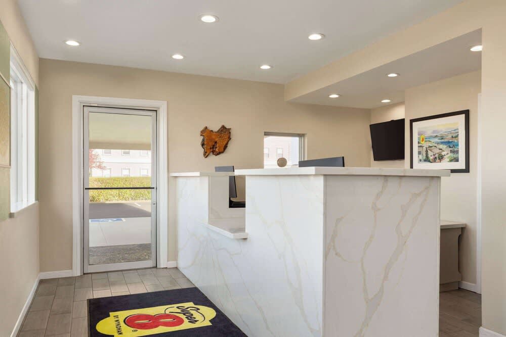 Super 8 by Wyndham Eureka 2