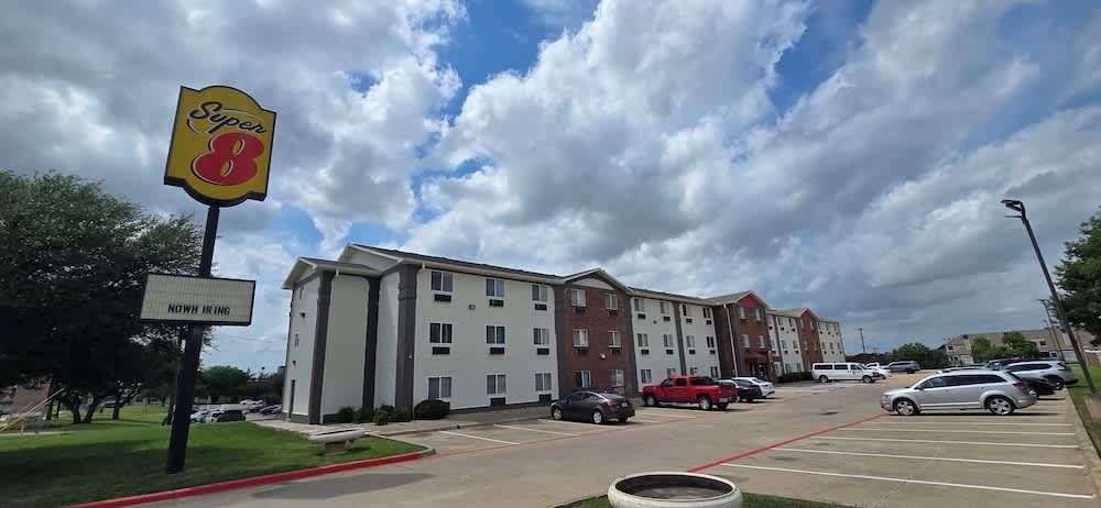 Super 8 by Wyndham Irving DFW Airport/South 1