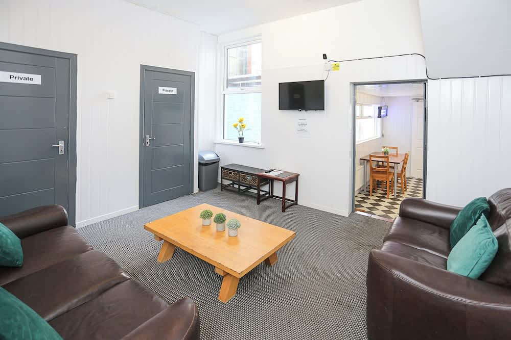 OYO Queens Quarter 4