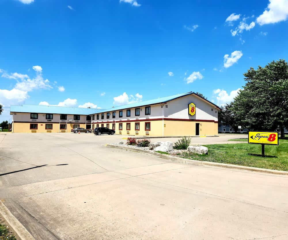 Super 8 by Wyndham Champaign 1